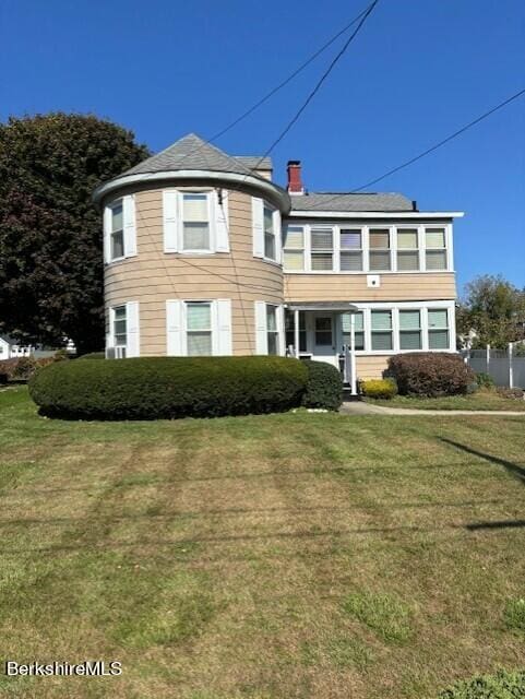 view of front facade featuring a front yard