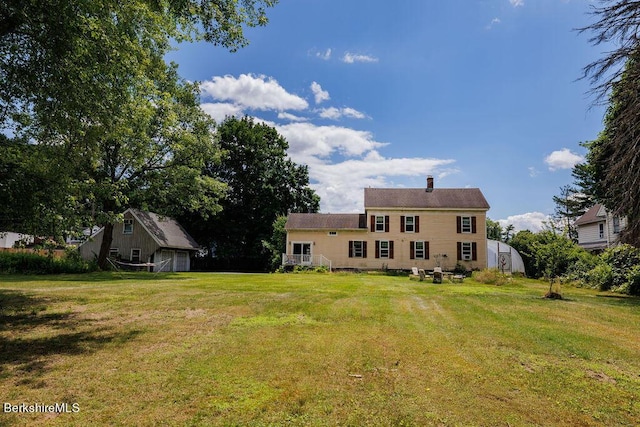 view of yard with an outbuilding