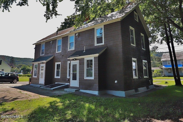 view of front of property featuring a front lawn