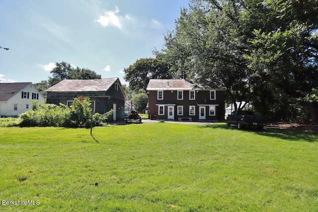 view of front of house featuring a front lawn