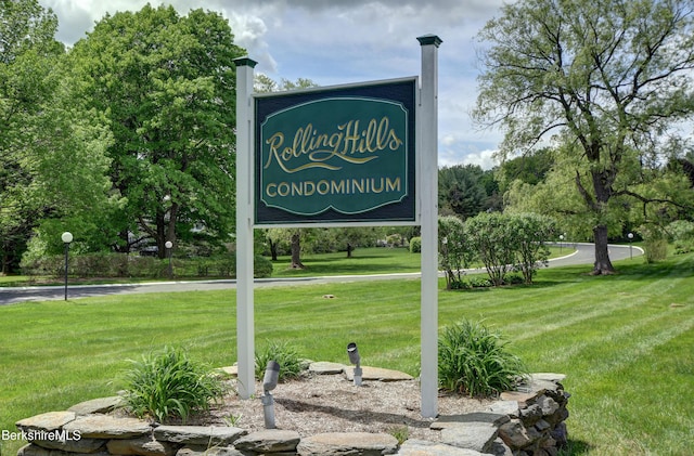 community sign featuring a lawn