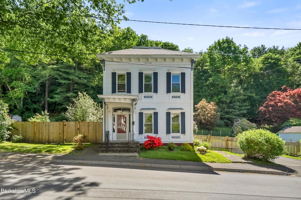 view of italianate-style house