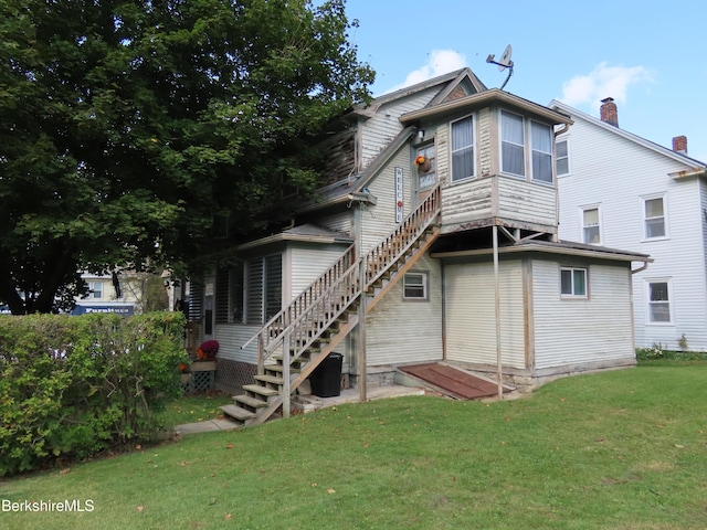 back of house featuring a yard