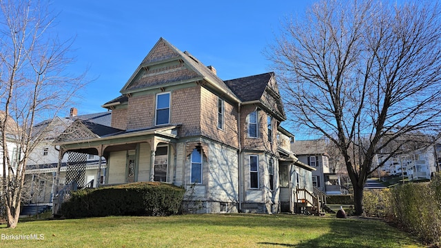 view of side of property featuring a yard