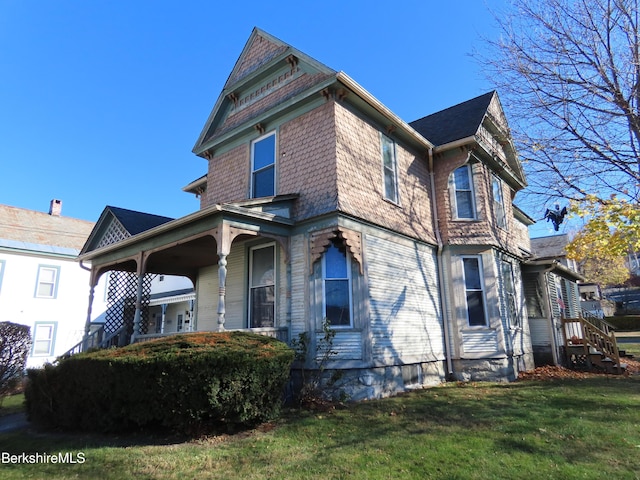 view of side of property featuring a lawn