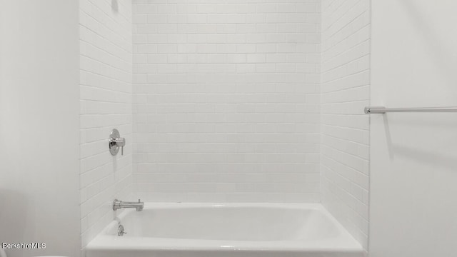 bathroom with tiled shower / bath