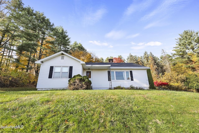 single story home with a front yard