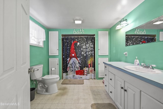 bathroom with a shower with curtain, vanity, and toilet