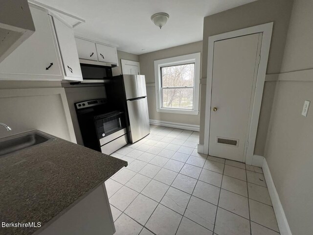 empty room featuring dark hardwood / wood-style floors