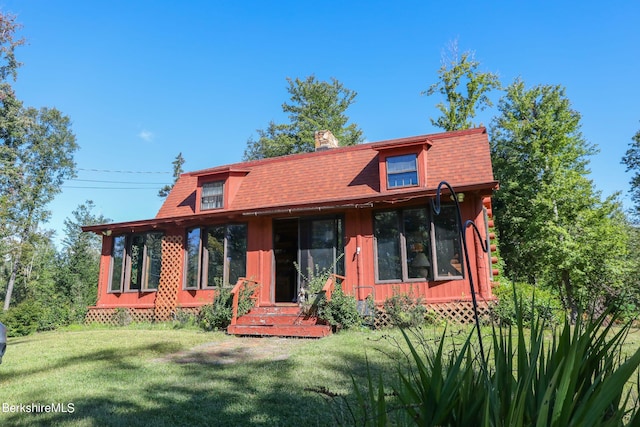 view of front of house featuring a front lawn