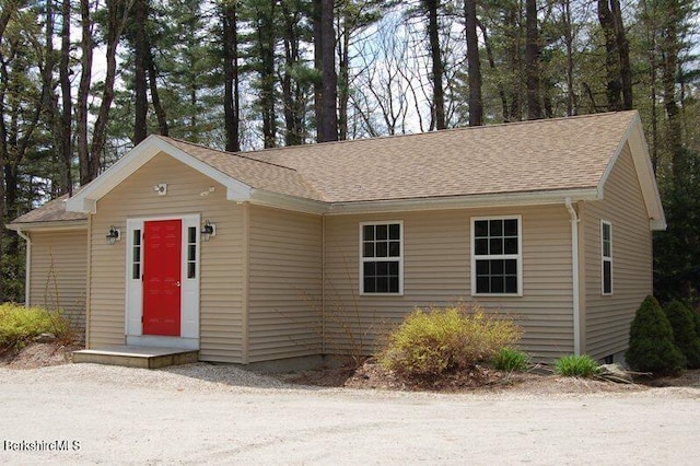 ranch-style house featuring a shingled roof
