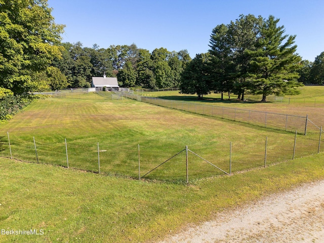 view of yard featuring a rural view