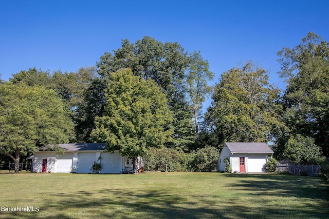 view of yard featuring an outdoor structure and a garage