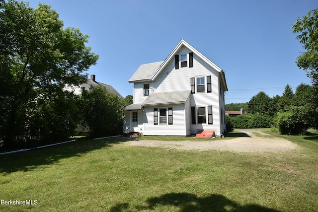 back of house featuring a yard