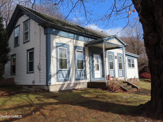 view of front of home with a front yard