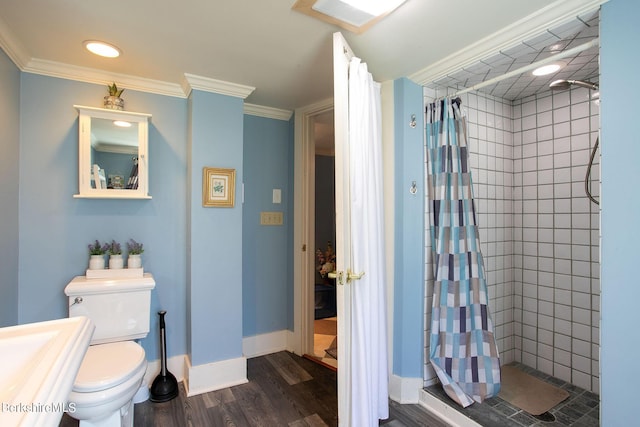 bathroom featuring a shower with shower curtain, hardwood / wood-style floors, toilet, and crown molding