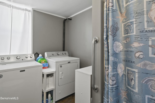 laundry room with washing machine and clothes dryer