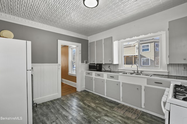 kitchen featuring sink, crown molding, a textured ceiling, dark hardwood / wood-style floors, and white appliances