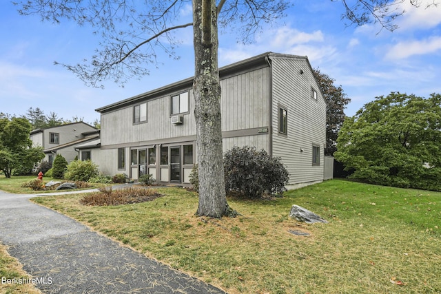 view of front facade featuring a front lawn