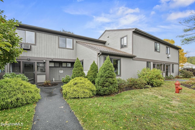 view of front of property featuring a front lawn