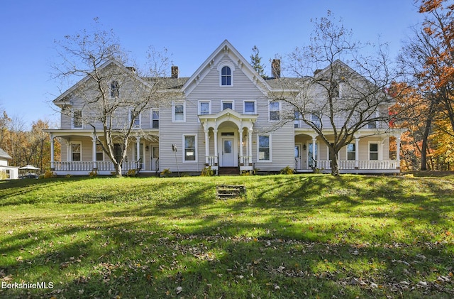 view of front of house featuring a front yard