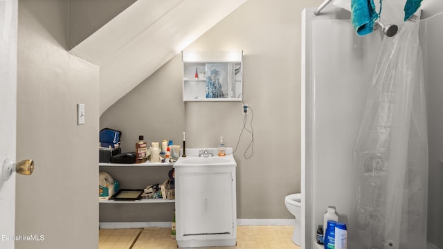 full bathroom with toilet, a shower with curtain, baseboards, and vanity