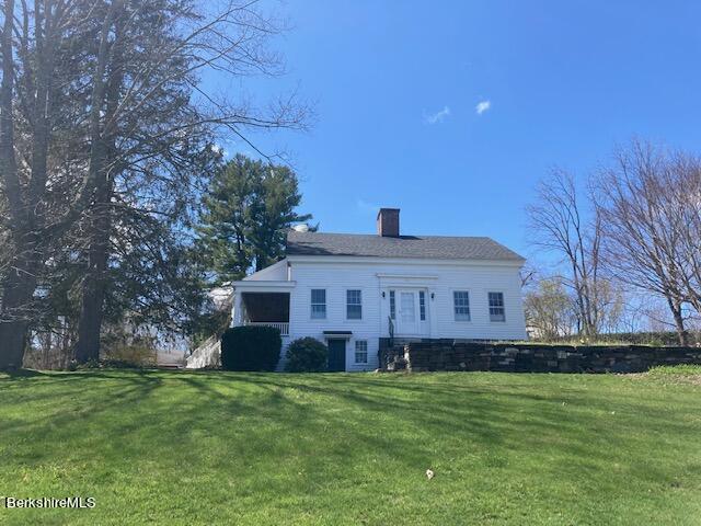 view of front of property with a front lawn