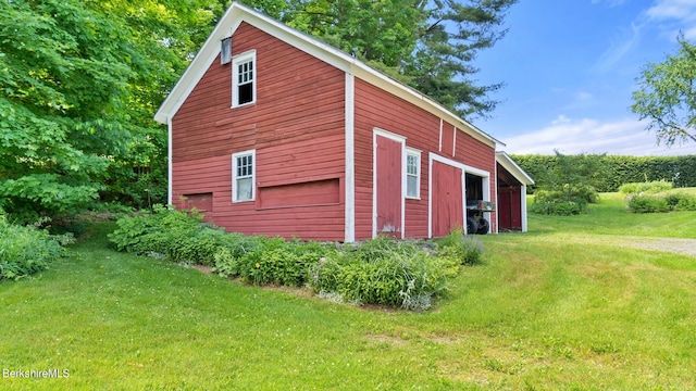 view of outdoor structure with a yard