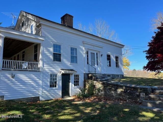 view of front of house with a front yard