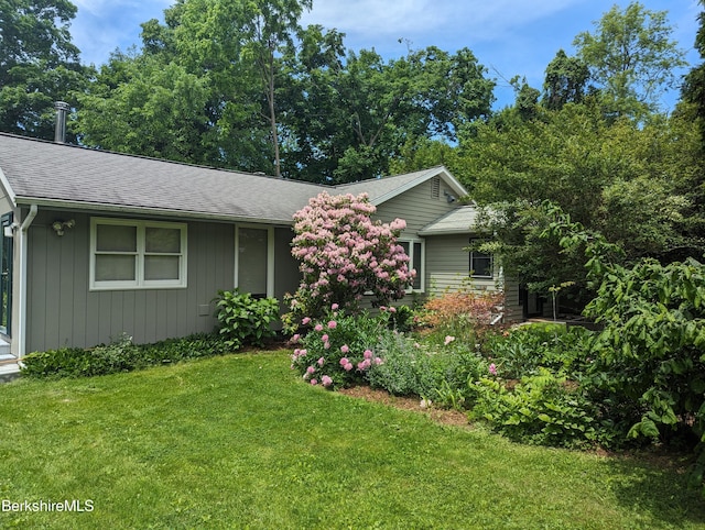 view of front of house with a front lawn