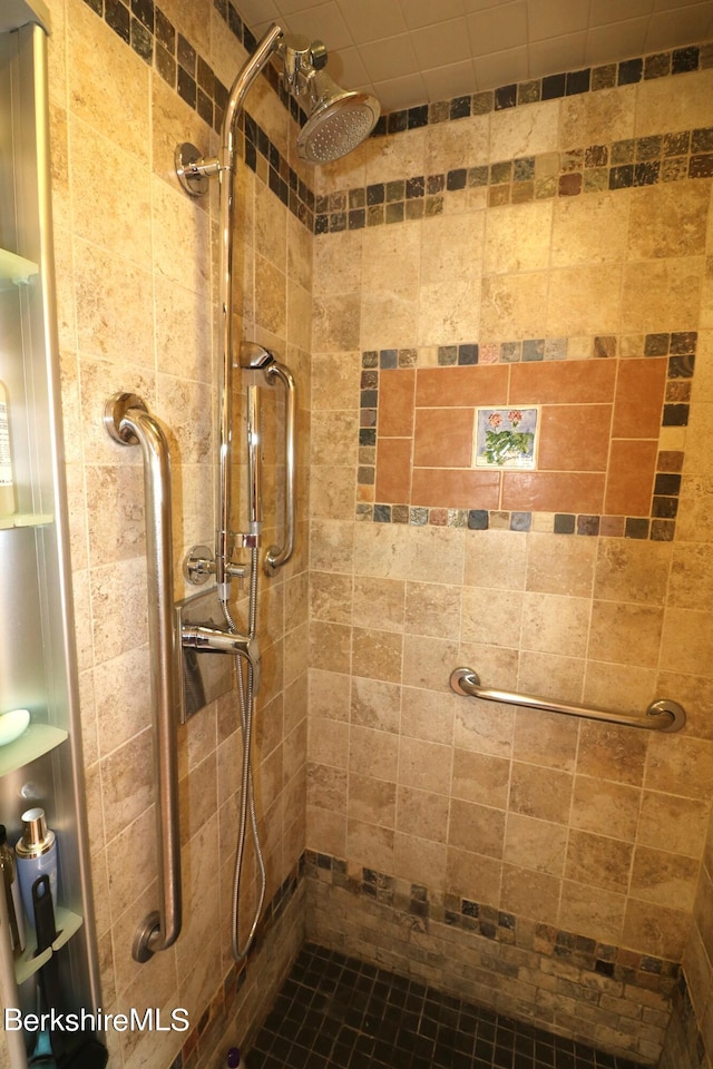 bathroom featuring tiled shower