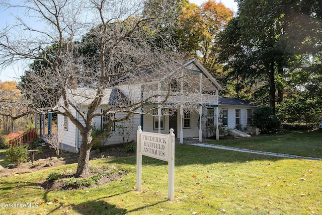 view of front of house with a front lawn