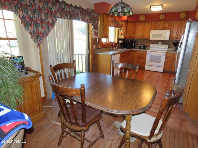 dining area featuring light hardwood / wood-style floors and sink