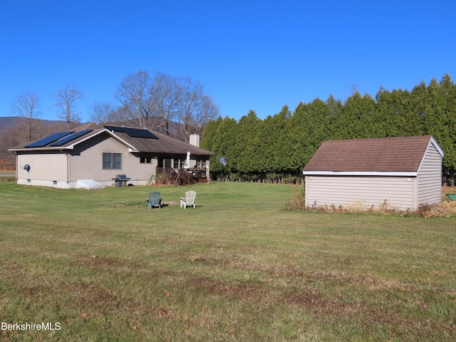 view of yard featuring a storage shed