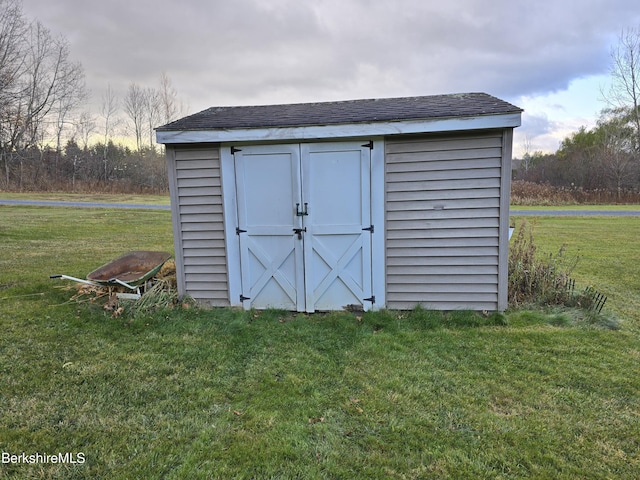 view of outdoor structure featuring a yard