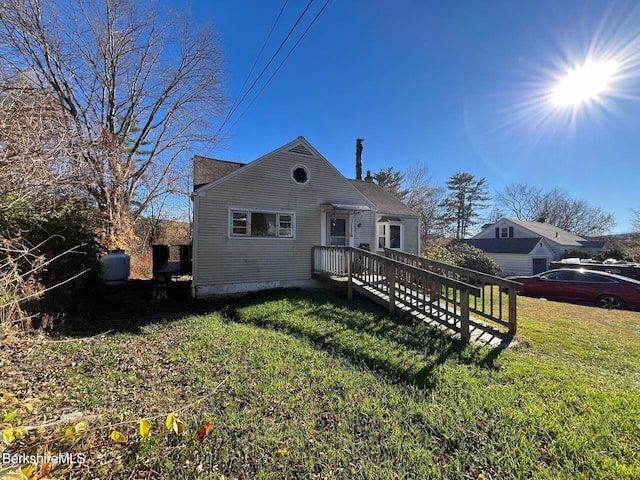 view of front of home featuring a front lawn