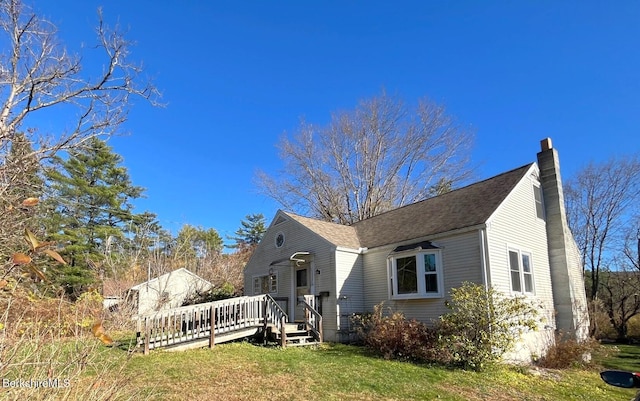 view of front of house featuring a wooden deck and a front lawn