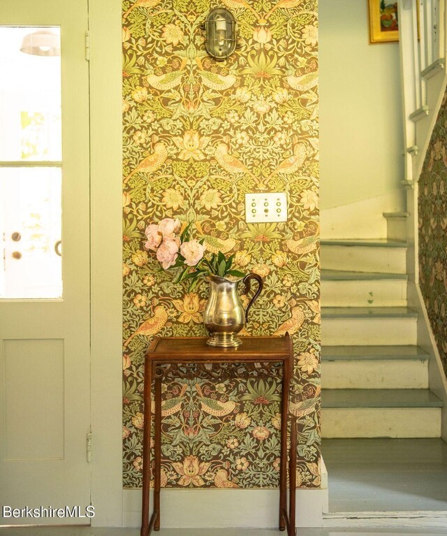 9 Yale Hill Rd, Stockbridge, MA 01262 - view of stairs