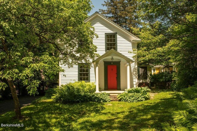 9 Yale Hill Rd, Stockbridge, MA 01262 - view of front facade featuring a front lawn