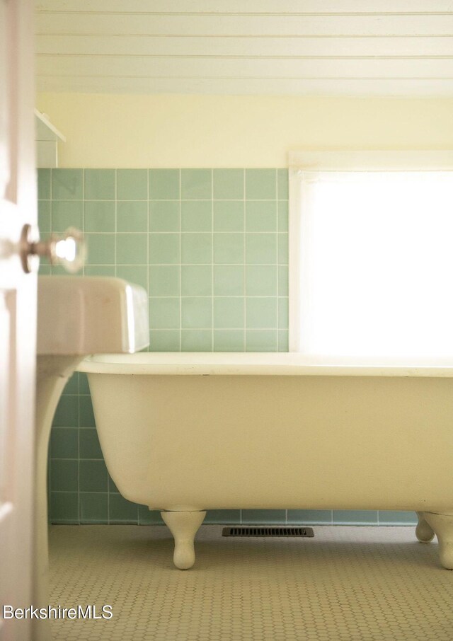 9 Yale Hill Rd, Stockbridge, MA 01262 - bathroom featuring tile walls
