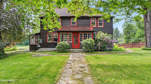 view of front facade with a front yard