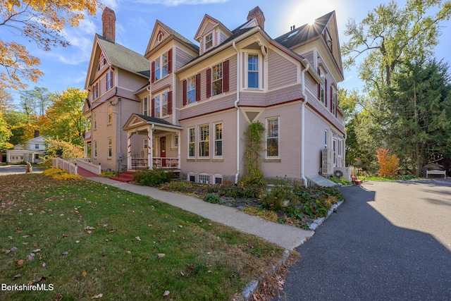 view of front facade with a front lawn