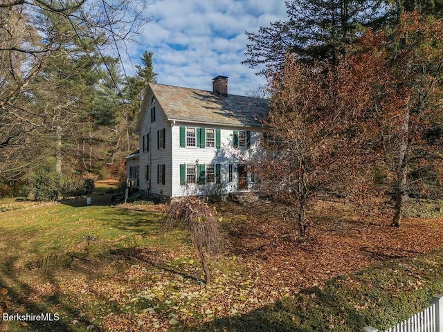 view of front of house featuring a front lawn