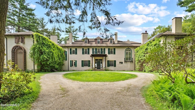 view of front of home featuring a front yard