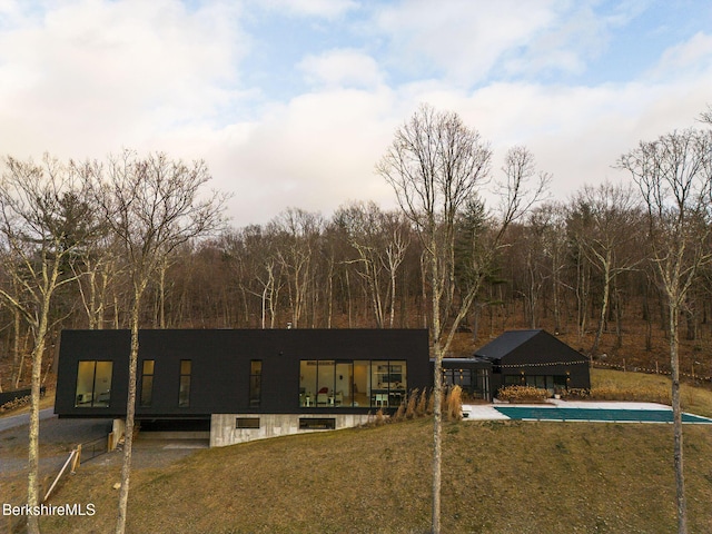 view of front of home featuring a front lawn