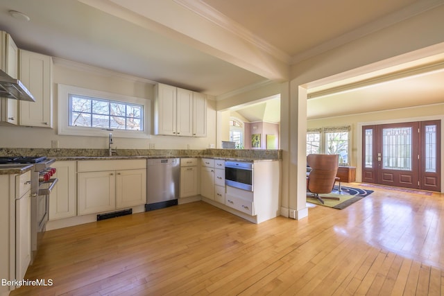 kitchen with light wood-style floors, a sink, plenty of natural light, and appliances with stainless steel finishes