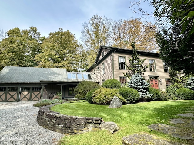 view of front of property with a front yard