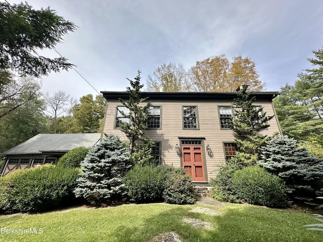 view of front facade featuring a front lawn