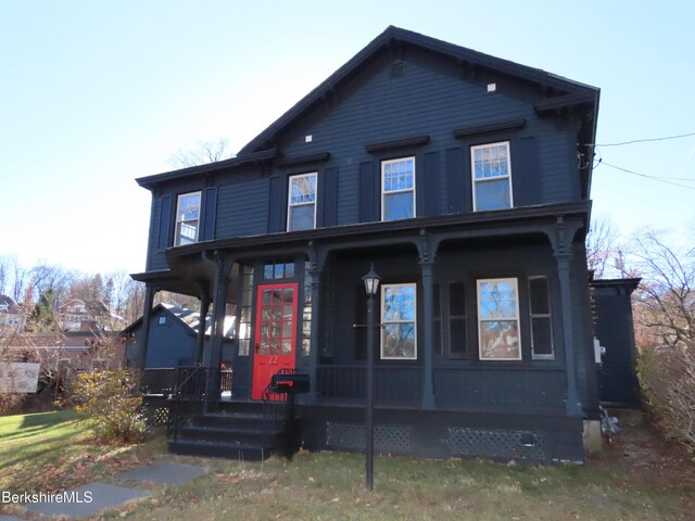 view of front of home featuring a front lawn