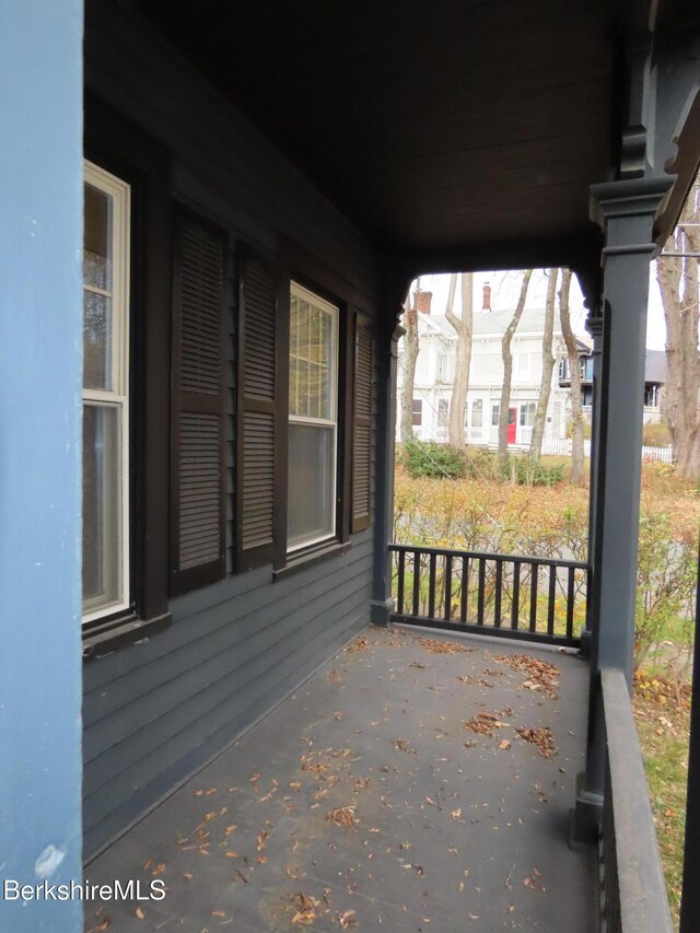 view of front facade with covered porch